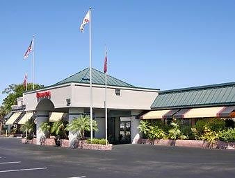 Отель Ramada Speedway Daytona Дейтона-Бич Экстерьер фото