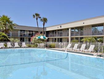 Отель Ramada Speedway Daytona Дейтона-Бич Экстерьер фото